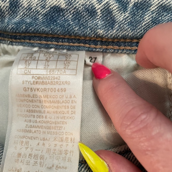 Guess low rise skinny jeans. - Picture 6 of 6